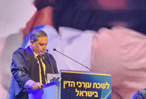 עמית בכר בטקס של לשכת עורכי הדין (צילום: אברהם בלוך)