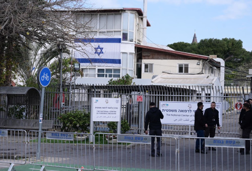 נערכים לקבלת ארונות החטופים החללים במכון לרפואה משפטית באבו כביר (צילום: אבשלום ששוני)