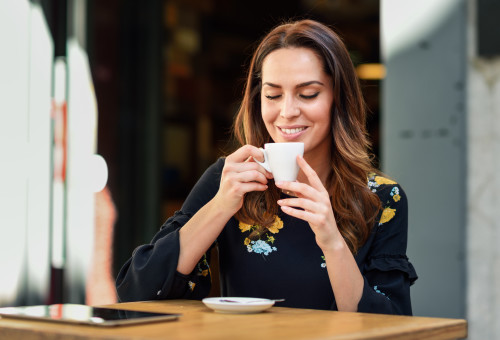 אישה שותה קפה, אישה שותה תה (צילום: אינגאימג')