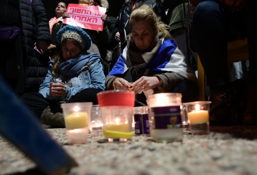 נרות זיכרון, כיכר החטופים. מתאבלים על ארבעת החטופים החללים (צילום: אבשלום ששוני)