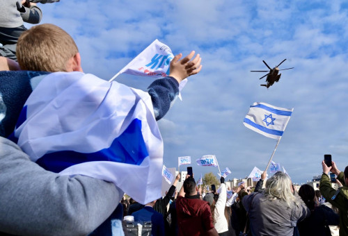 ישראלים מנופפים למסוק של אלי-ה כהן  (צילום: אבשלום ששוני)