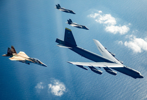 מפציץ B-52 אמריקאי ומטוסי חיל האוויר הישראלי (צילום: דובר צהל)