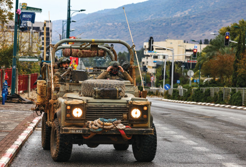 ג'יפ צבאי חוצה את קרית שמונה הנטושה (צילום: ג'מאל עווד, פלאש 90)