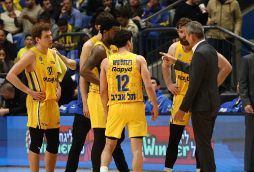 שחקני מכבי תל אביב עם המאמן עודד קטש (צילום: דני מרון)