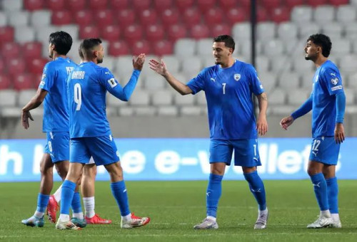 הלך קשה, אבל העיקר הניצחון. שחקני הנבחרת אחרי שריקת הסיום (צילום: רויטרס)