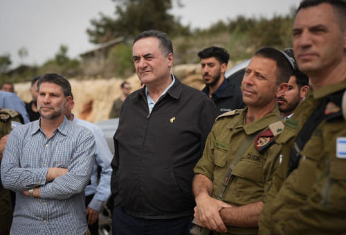 ישראל כ"ץ ובצלאל סמוטריץ' ביהודה ושומרון (צילום: אלעד מלכה, משרד הביטחון)