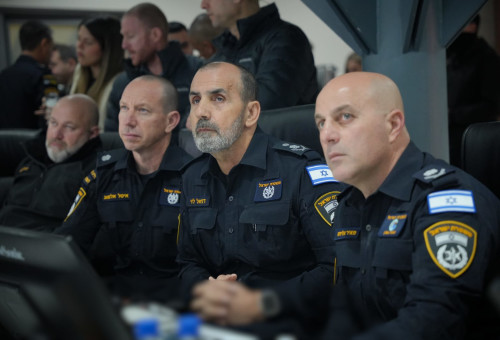 דני לוי מפקח על הפשיטה על ארגון הפשע אבו לטיף (צילום: דוברות המשטרה)