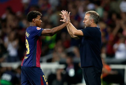 האנזי פליק ולאמין ימאל (צילום: Soccrates Images)