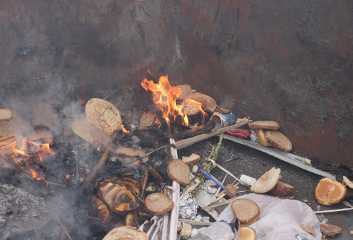 ביעור חמץ (צילום: מרק ישראל סלם)