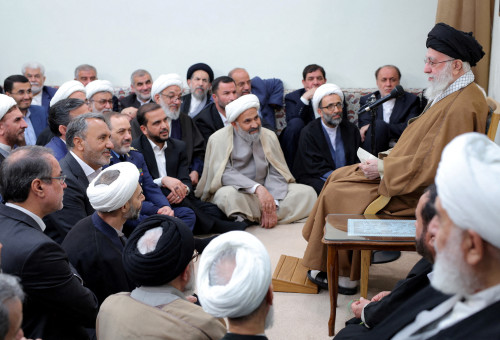 עלי חמינאי עם בכירי הממשל בטהראן (צילום: רויטרס)