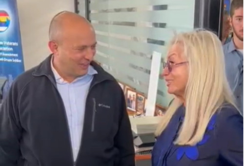 מרים אדלסון ונפתלי בנט מחוייכים ומצחקקים (צילום: ללא)