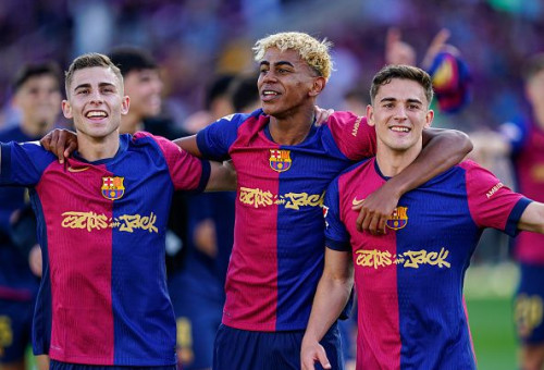 גאבי, לאמין ימאל ופרמין לופס חוגגים (צילום: Pressinphoto)