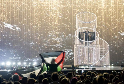 דגל פלסטין בהופעת יובל רפאל באירוויזיון (צילום: צילום מסך רשת X)