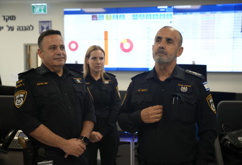 המפכ"ל דני לוי לצד ניצב מני בנימין ראש 433  (צילום: דוברות המשטרה)