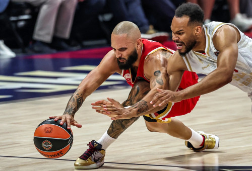 שחקן מונאקו אלי אוקובו מול שחקן אולימפיאקוס אוון פורנייה (צילום: GettyImages, Fadel SENNA / AFP)