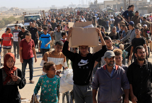 חלוקת סיוע הומניטרי בעזה (צילום: REUTERS/Hatem Khaled)