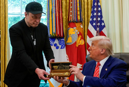 המתנה של טראמפ לאילון מאסק (צילום: רויטרס)