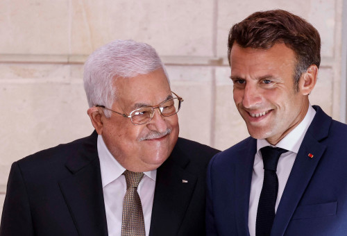 עמנואל מקרון, מחמוד עבאס (צילום: Ludovic Marin/Pool via REUTERS)