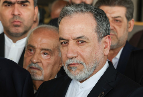 שר החוץ האיראני עבאס עראקצ'י בקברו של נסראללה (צילום: רויטרס)