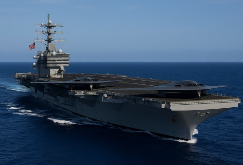 נושאת מטוסים ועליה שני חמקנים. קרובים לאיראן (צילום: מעריב אונליין)