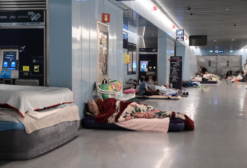 אזרחים מבלים את הלילה בתחנה תת-קרקעית של הרכבת הקלה (צילום: אבשלום ששוני)