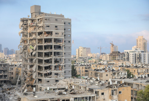 פגיעת הטיל בבניין בבת ים (צילום: חיים גולדברג פלאש 90)