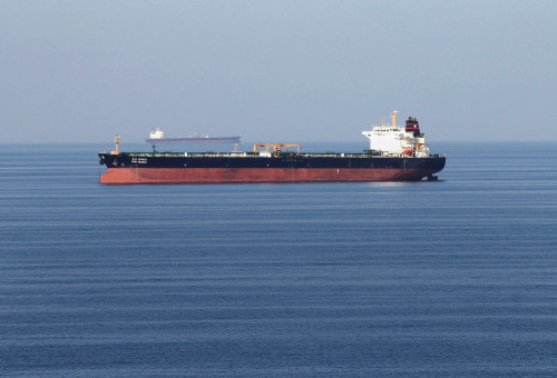 מכלית נפט חוצה את מיצרי הורמוז  (צילום: רויטרס)