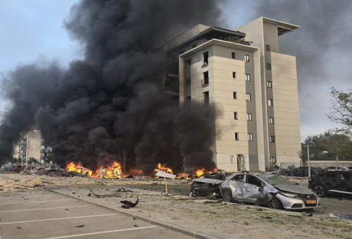 נפילה בבאר שבע לאחר ירי מאיראן (צילום: זאב דיקמן דוברות כבאות דרום)