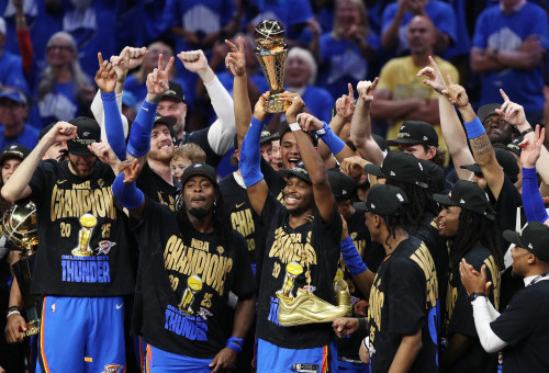 שחקני אוקלהומה סיטי ת'אנדר מניפים את גביע לארי אובריאן (צילום: GettyImages, Justin Ford)