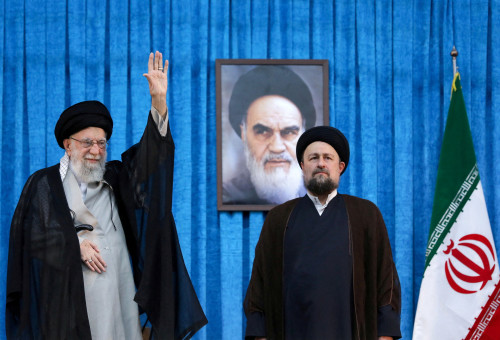 חסן חומייני לצד עלי חמינאי (צילום: רויטרס)