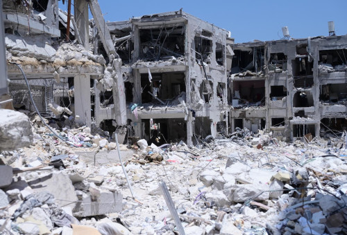 נזקי פגיעת הטיל בבת ים (צילום: אבשלום ששוני)