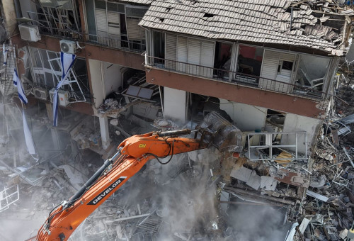 הריסת הבניין שנפגע מטיל איראני ברמת גן (צילום: אבשלום ששוני)