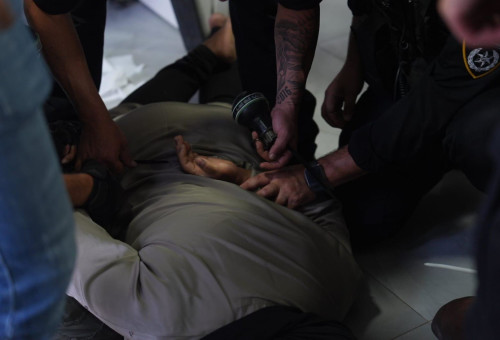 מעצר חשוד במהלך פעילות משטרתית ברהט (צילום: דוברות המשטרה)