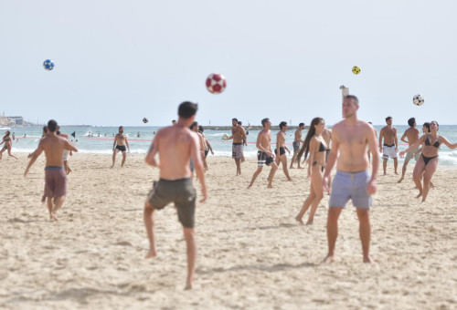 צעירים משחקים בים בחופש הגדול, שרב , מזג אוויר חם (צילום: אבשלום ששוני)