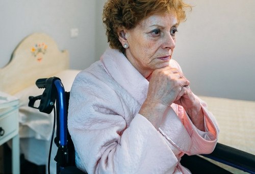 אישה מבוגרת עם פנים עצובות (צילום: אינג אימג')
