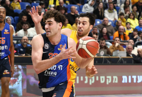 יאיר קרביץ שחקן עירוני נס ציונה לפני תמיר בלאט שחקן מכבי תל אביב (צילום: דני מרון)