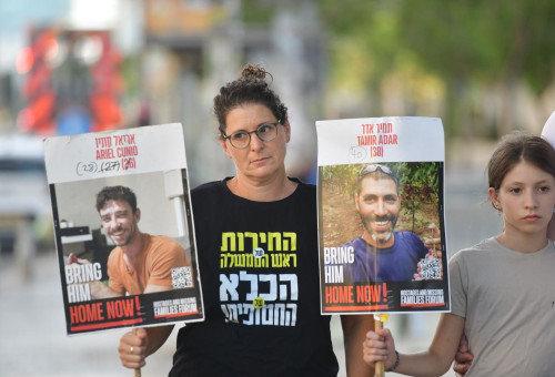 הצהרת משפחות החטופים בכניסה לקריה (צילום: אבשלום ששוני)