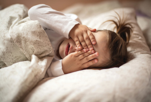 ילדה מפחדת לישון (צילום: אינגאימג)