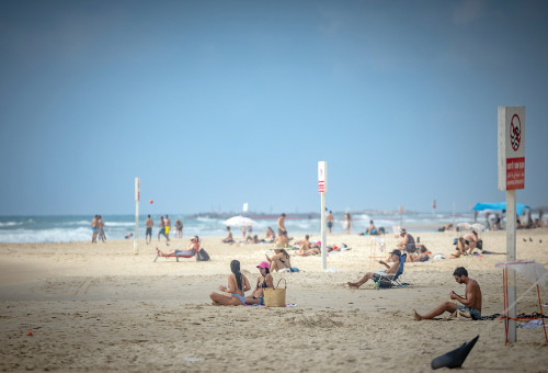 חוף תל אביב (צילום: יונתן זינדל פלאש 90)