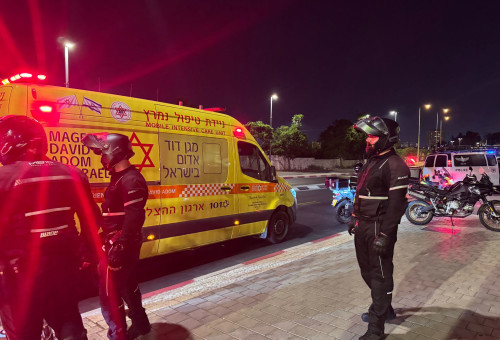 ניידת טיפול נמרץ ושוטרים (צילום: תיעוד מבצעי מד"א)