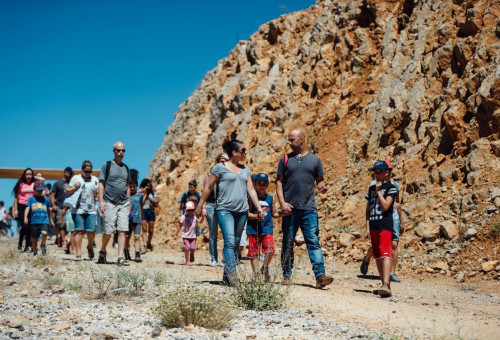 מטיילים באתר החרמון (צילום: עדי פרץ)