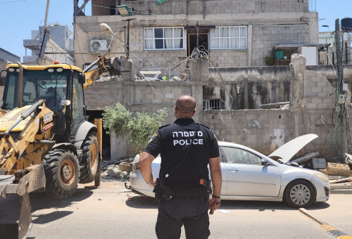 הרס חומת המבנה בג'לג'וליה (צילום: משטרת ישראל)