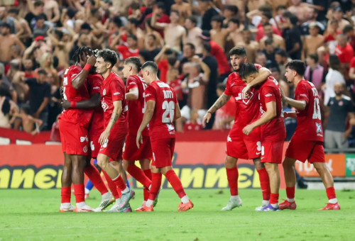 שחקני הפועל תל אביב חוגגים (צילום: קובי אליהו)