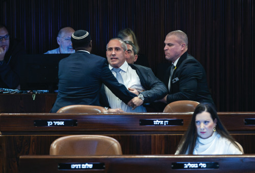 חנוך מילביצקי מורחק ממליאת הכנסת (צילום: יונתן זינדל, פלאש 90)