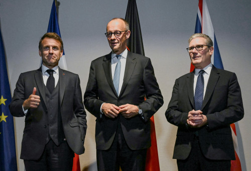 ראשי מדינות ה-E3: קיר סטארמר, פרידריך מרץ, עמנואל מקרון (צילום: רויטרס)