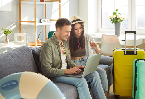 זוג מזמין חופשה (צילום: שאטרסטוק)