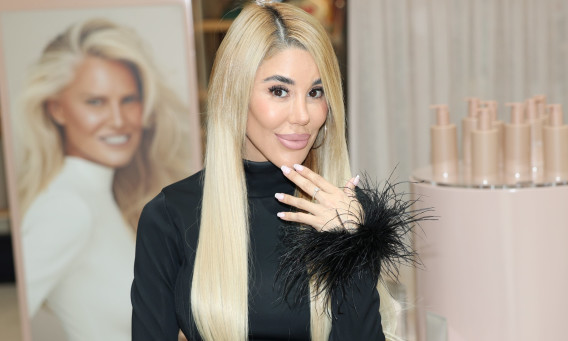 סתיו קצין מציגה את הטבעת אירוסין