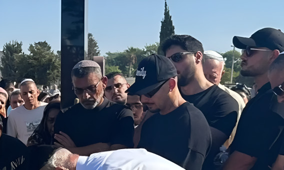 ארז איסקוב מלווה את סבתו בדרכה האחרונה (צילום: בתיה גלעדי)
