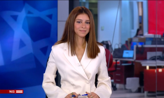 עדי זריפי מגישה את "המהדורה המוקדמת" בערוץ 12 (צילום: צילום מסך ערוץ 12)