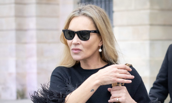 קייט מוס עם תיק מנומר